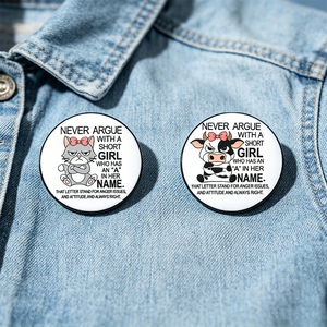 Pin de metal a granel con diseño de gato y vaca, divertido broche de metal con eslogan, pin de solapa con la frase 'Never Argue with a Short Girl' - Product Image 1