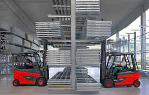 Linde Forklift 388 Series 3.5-5t Joystick Integrated Into the Armrest Battery Counterbalanced Forklift Truck E35/40/45/50H - Product Image 5