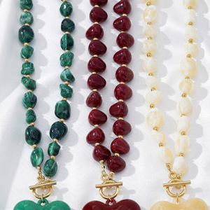 <span class=keywords><strong>Collana</strong></span> con <span class=keywords><strong>Ciondolo</strong></span> a Cuore Grande in Stile Retrò Europeo-Americano, Perline in Resina, Design Semplice e Carino - Product Image 3