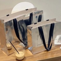 Sac en carton holographique argenté brillant de luxe avec logo noir personnalisé imprimé et poignée en ruban pour boutiques et commerces de détail