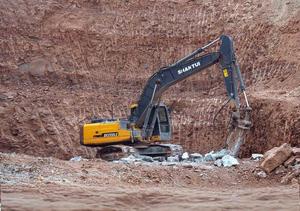 Excavadora SHANTUI de 22 Toneladas SE220LC con Sistema de Control Hidráulico y Electrónico de Primera Clase Mundial - Product Image 5