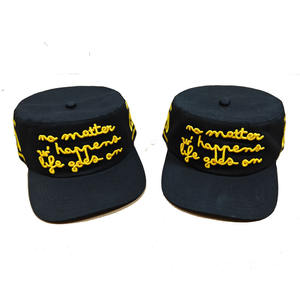 قبعة مخدة فاخرة عالية الجودة من علامة تجارية مسطحة بتطريز شعار ذهبي مخصص - Product Image 1