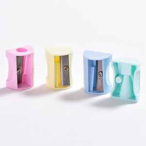 Deli 0531 Pencil Sharpener Manual Plastic Student School Use Colorful Set - Product Image 4
