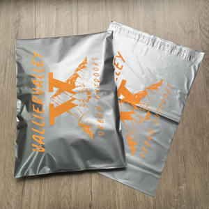 Sobres de Poliéster Plateados Personalizados con Impresión Naranja - Bolsas de Envío Impermeables para Ropa y Equipo de Exterior - Product Image 5
