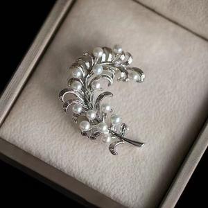 Autumn Winter High-End Accessories Wholesale New Freshwater Pearl <b>Brooch</b> with Feather Design Versatile Simple <b>Fashion</b> - Product Image 2