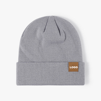Personnalisé Propre Marque Logo Unisexe À Menottes Doux Tricoté Hiver Crâne Cap En Cuir Patch Sport Promotionnel Bonnets Chapeau
