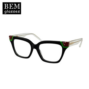 黒のスクエアキャットアイメガネフレーム、赤と緑のパネルデザイン、ファッション非処方メガネ - Product Image 1