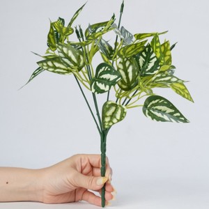 Bouquet de plantes artificielles à 7 branches, petit lot de verdure en plastique pour la décoration murale et l'aménagement paysager - Product Image 3