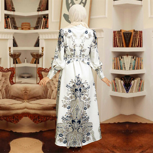 Robe longue musulmane décontractée pour femme, modèle noir, style Abaya, imprimée, à manches longues, en brocart, pour les occasions spéciales et les hijabs. - Product Image 3