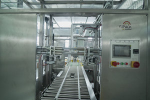 Machine automatique de fabrication et d'insertion de sacs avec déroulage des poignées et entraînement par moteurs - Product Image 3