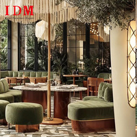 Ensemble de mobilier de restaurant d'hôtel moderne de haute qualité IDM, canapé en velours incurvé en demi-cercle, table à manger, chaise, banquette de bar, plateau en marbre