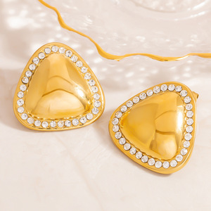 Boucles d'oreilles clous géométriques triangulaires plaquées or 18 carats avec serti clos, pour usage quotidien - Product Image 2