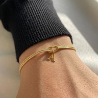 Bracelet fin en acier inoxydable tendance avec initiale et nœud, breloque lettre en fil doré ou argenté, bijoux assortis pour couple, cadeau pour homme