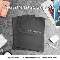 Sac en plastique à fermeture éclair givré avec logo personnalisé, sac d'emballage en poly mat pour t-shirt et vêtements