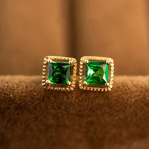 Orecchini a Perno Classici con Gemma Verde, Taglio Principessa, Placcati in Oro, Gioielli da Festa per Donne, Design Geometrico - Product Image 3