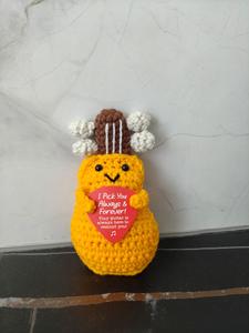 Vente chaude : Petits légumes et fruits en crochet tricotés à la main, amusants (guitare, cornichon), pour le soutien émotionnel, personnalisables - Product Image 1
