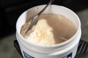 Cire de polissage cristalline premium OEM 200g pour une brillance profonde, amélioration de la couleur et protection de la peinture SGCB Prix usine - Product Image 2