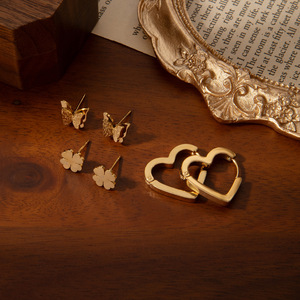 Boucles <span class=keywords><strong>d</strong></span>'oreilles clous Beiver pour femmes, tendance mode européenne <span class=keywords><strong>et</strong></span> américaine, design géométrique chiffres romains <span class=keywords><strong>et</strong></span> diamants, en acier inoxydable plaqué or - Product Image 4