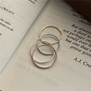 ชุดแหวนเงิน 925 ชุบสามสีเก๋ไก๋ ชุดแหวนวงเรียบบางสวมใส่สบายสำหรับสวมใส่ทุกวัน เครื่องประดับหรูหรา - Product Image 2