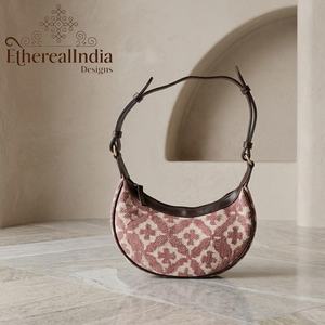 Sac à bandoulière demi-lune en coton imprimé avec garniture en cuir végétalien, sac artisanal bohème, fournisseur en gros, export Inde - Product Image 3