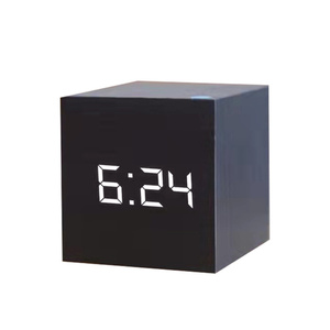 Réveil en bois numérique led café du <span class=keywords><strong>matin</strong></span> avec chargement sans fil cube personnalisé table de bureau horloge table en bois - Product Image 4