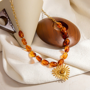 Collar de cuentas de resina con colgante de corazón, cadena de clavícula en tono dorado, joyería de moda para otoño e invierno - Product Image 4