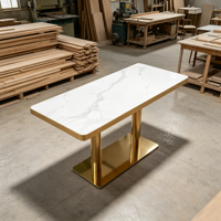 Mobilier de restaurant de luxe moderne pour centre commercial : banquettes en cuir beige, tables en marbre blanc, chaises bleu marine, accents dorés