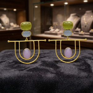 Pendientes de Diseño Étnico Dorado con Calcedonia Morada, Chapados en Oro sobre Latón, Hechos a Mano, con Piedras Preciosas, para Boda - Product Image 3