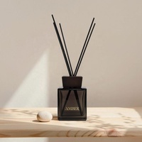 Parfum de luxe 200ml diffuseur à roseaux carrés bouteilles en verre vides en gros logo personnalisé avec couvercle à vis et bâtons