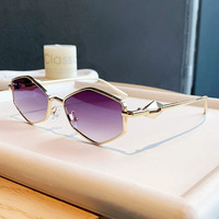 Lunettes de soleil polygonales tendance pour femme, monture en alliage, protection UV, détails diamant, pour voyage et plage, de créateur, vente en gros