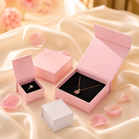 Boîte à bijoux tendance 2026, luxe discret, 1200g, en carton rigide, avec logo personnalisé, fermeture magnétique à clapet, emballage cadeau