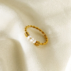 Anillo de Perlas Naturales de Agua Dulce, Anillo de Acero de Titanio Chapado en Oro con Diseño de Espiral para Mujer - Product Image 3