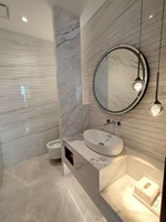 Dalle de marbre sable blanc de luxe avec finition platine et veines d'or Texture sergé Texture droite pour les hôtels d'espaces intérieurs
