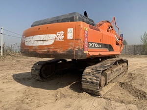 รถขุดตีนตะขาบ Doosan Dh370lc-9 มือสอง ปี 2014 กำลัง 110 กิโลวัตต์ บุ้งกี๋ขนาด 1.0 ลูกบาศก์เมตร ชิ้นส่วนสำคัญประกอบด้วย มอเตอร์ เครื่องยนต์ เกียร์บ็อกซ์ และปั๊ม - Product Image 4