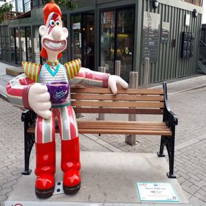 Escultura de Payaso de Fibra de Vidrio para Exteriores, Gran Escultura de Personaje de Dibujos Animados para Calle Peatonal, Adorno Artístico Hecho a Mano Ecológico para Parque de Atracciones o Circo - Product Image 2