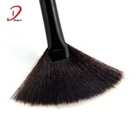 Pinceau de maquillage en forme d'éventail avec manche en bois et poils synthétiques pour le visage