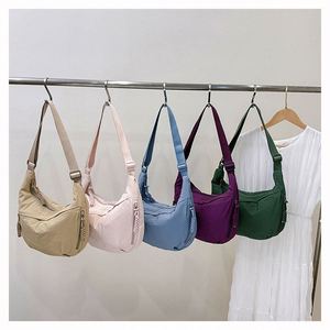 กระเป๋าคาดลำตัวผ้าไนลอนขนาดใหญ่พิมพ์โลโก้ตามสั่ง แฟชั่นสำหรับนักเรียนหญิง กระเป๋าสะพายไหล่แบบมีซิปสำหรับเดินทาง - Product Image 5