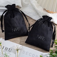 Kantong Beludru Hitam Custom Logo Grosir dengan Tali Serut Bermotif Bunga untuk Kemasan Perhiasan dan Makeup Kelas Atas