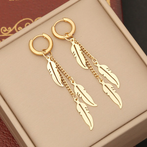Boucles d'oreilles longues à pampilles en acier inoxydable plaqué or 18K PVD |   Plume, papillon, croix et serpent, etc. |   Léger et hypoallergénique - Product Image 2