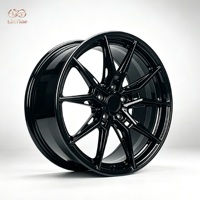 Jantes forgées pour Audi A4 avec rayons fourchus et découpes en forme de fenêtre dans un style moderne et élégant de couleur foncée