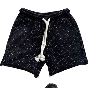 Pantalones cortos de forro polar para hombre con estampado de estrellas, estilo urbano desgastado, con dobladillo sin rematar, negros, informales, para gimnasio – Pantalones cortos con estampado brillante en toda la superficie - Product Image 1