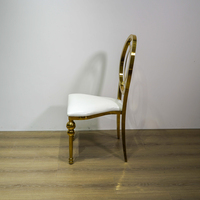 Chaise de banquet d'hôtel moderne de luxe en acier inoxydable doré à dossier ouvert, chaise d'événement de mariage rembourrée blanche pour salon