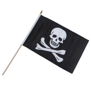Drapeaux personnalisés <span class=keywords><strong>de</strong></span> haute qualité Design personnalisé Crâne et drapeaux à main Pirates <span class=keywords><strong>avec</strong></span> bâton en bois fabriqué à partir <span class=keywords><strong>de</strong></span> polyester durable - Product Image 1