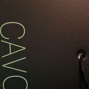 Etiquetas colgantes personalizadas de alta calidad para ropa y camisas con diseño impreso y logotipo de marca. - Product Image 1