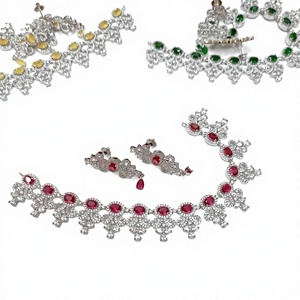 Parure de bijoux de mariage indienne classique de créateur, collier en cristal CZ avec boucles d'oreilles chandelier pour les mariées - Product Image 1