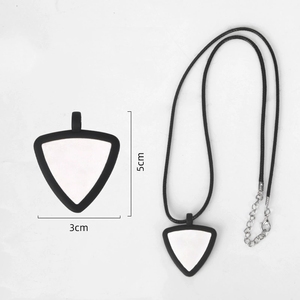 Collier porte-médiators de guitare en silicone triangulaire, disponible avec chaîne à billes / chaîne à câble / cordon en cuir - Product Image 4