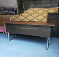 Table de conférence rectangulaire moderne en métal avec pieds pliants, panneau de modestie mobile, mobilier de bureau durable, bureau à domicile, école