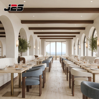 Mobilier de restaurant commercial sur mesure J2S avec tables en bois et chaises rembourrées pour projets hôteliers modernes