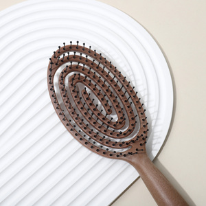 Cepillo para Desenredar el Cabello con Mango de Plástico Color Café, Cerdas de Nailon y Forma Ovalada - Product Image 2