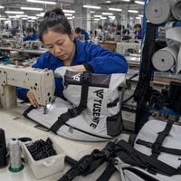 Sac à dos à fermeture roll-top découpé au laser avec compartiment à chaussures inférieur, poche arrière dissimulée, personnalisable OEM ODM, en polyester, pour le sport et la mode